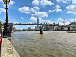 londres no reino unido em junho de 2022 uma vista do rio tâmisa em londres foto