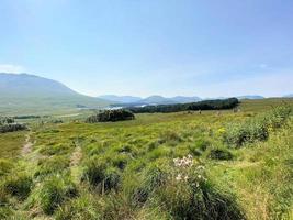 uma vista do campo escocês perto da montanha glencoe foto