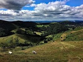 uma vista das colinas de caradoc em shropshire foto