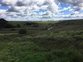 uma vista do parque nacional de dartmoor em devon a partir do cume foto