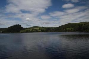 uma vista do lago vyrnwy em meados de gales foto