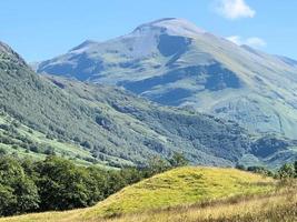 uma vista das terras altas da Escócia com ben nevis ao fundo foto