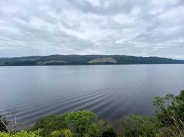 vista do lago ness na escócia foto