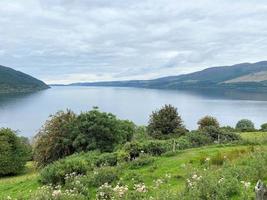 vista do lago ness na escócia foto