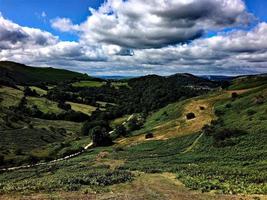 uma vista das colinas de caradoc em shropshire foto