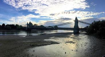 uma vista do rio Tamisa perto da ponte de hammersmith foto