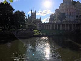 uma vista da cidade de banho no sol da tarde foto