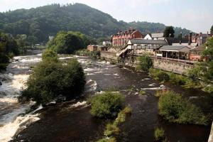 uma vista do rio dee em llangollen foto