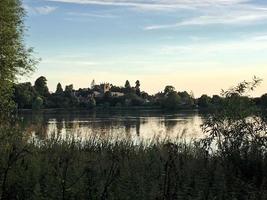 uma vista do lago ellesmere ao sol da tarde foto