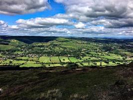 uma vista das colinas de caradoc em shropshire foto