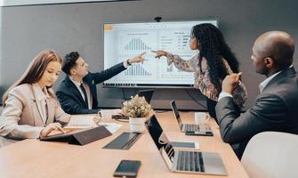 startup diversidade trabalho em equipe brainstorming planejamento compartilhamento tela de gráfico de tendência de mercado. grupo de empresários diversos reunião estratégia de discussão multiétnica multicultural iniciar projeto no local de trabalho. foto