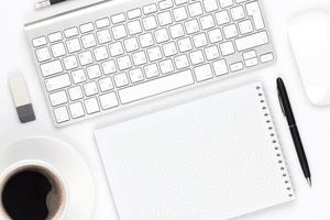 mesa de mesa de escritório com computador, suprimentos e xícara de café