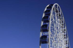 roda gigante contra um céu azul brilhante foto