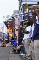 12 de abril de 2015 - nova orleães, louisiana, estados unidos - músicos de jazz tocando no bairro francês de nova orleães, louisiana, com multidões e luzes de neon ao fundo. foto