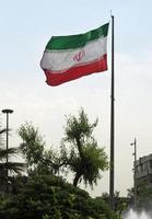 grande bandeira iraniana ao vento em Teerã, Irã foto