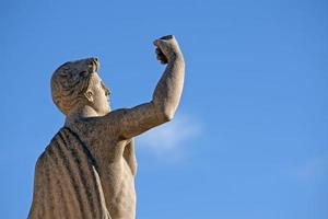 estátua com punho erguido na catedral de milão foto