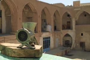 vista sobre um ex-caravansário no bazar de kashan, irã foto