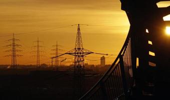 linhas de energia em uma área industrial alemã foto