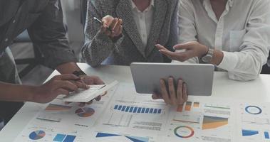 reunião de consultor de negócios asiáticos para analisar e discutir a situação do relatório financeiro na sala de reuniões consultor de investimentos, consultor financeiro, consultor financeiro e conceito de contabilidade foto