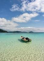 pequenos barcos ancorados na praia tropical. ilhas perhentian, malásia. foto