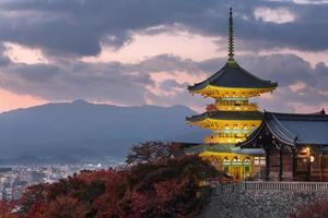 pagode budista de três andares no templo kiyomizu-dera em kyoto, japão. foto