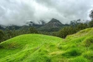 céu nublado nas montanhas perto de munnar, kerala, índia. foto