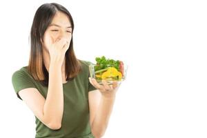 senhora feliz segurando coisas de cozinha sobre fundo de espaço de cópia - conceito de preparação de comida caseira de pessoas foto