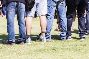 jogo de festa ao ar livre de corrida de cinco pernas, conceito de unidade harmoniosa foto