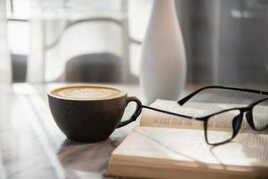 xícara de café quente na mesa de madeira - café relaxa o conceito de fundo foto