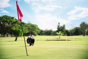 homem joga atividade esportiva de golfe ao ar livre - pessoas no conceito de esporte de golfe foto