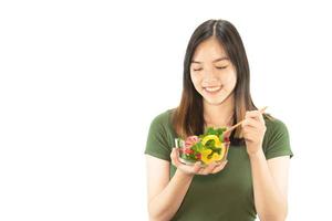 senhora feliz segurando coisas de cozinha sobre fundo de espaço de cópia - conceito de preparação de comida caseira de pessoas foto