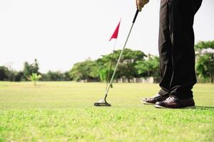 homem joga atividade esportiva de golfe ao ar livre - pessoas no conceito de esporte de golfe foto