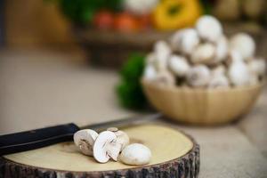 vegetais de cogumelos champignon frescos na cozinha - conceito de cozimento de vegetais de cogumelos frescos foto