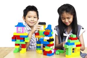 crianças jogando peças blocos de construção criativa de plástico foto