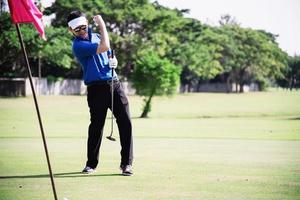 homem joga atividade esportiva de golfe ao ar livre - pessoas no conceito de esporte de golfe foto