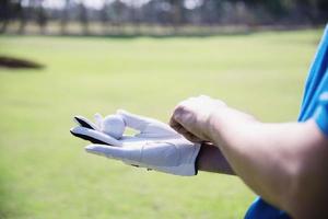 homem joga atividade esportiva de golfe ao ar livre - pessoas no conceito de esporte de golfe foto