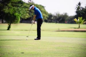 homem joga atividade esportiva de golfe ao ar livre - pessoas no conceito de esporte de golfe foto