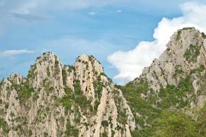 montanha rochosa com céu azul na província de nakhonsawan, tailândia foto