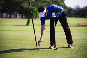 homem joga atividade esportiva de golfe ao ar livre - pessoas no conceito de esporte de golfe foto