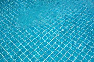 pequenas ondas em movimento na piscina ao ar livre. textura de água ondulada. foto