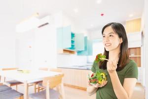 senhora feliz segurando coisas de cozinha sobre fundo de espaço de cópia - conceito de preparação de comida caseira de pessoas foto