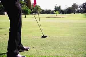 homem joga atividade esportiva de golfe ao ar livre - pessoas no conceito de esporte de golfe foto