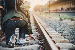 homem de viagem espera trem na plataforma - atividades de estilo de vida de férias de pessoas no conceito de transporte de estação de trem foto