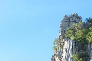 montanha rochosa com céu azul na província de nakhonsawan, tailândia foto