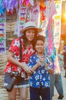 família tailandesa mãe e filho participam de atividade tradicional antiga em um templo durante o festival songkran em chiang mai norte da tailândia evento muito famoso da tailândia foto