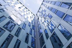 linhas de fachada abstrata e reflexão de vidro no edifício moderno foto