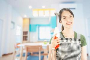 senhora feliz segurando coisas de cozinha sobre fundo de espaço de cópia - conceito de preparação de comida caseira de pessoas foto