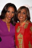 los angeles, 19 de setembro - holly robinson peete, dolores robinson no heller awards 2013 no beverly hilton hotel em 19 de setembro de 2013 em beverly hills, ca foto