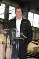 los angeles, 20 de setembro - john travolta no evento de aeronaves bombardier anunciando john travolta como porta-voz do bombardier no hangar 25, aeroporto de burbank em 20 de setembro de 2011 em burbank, ca foto