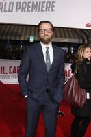 los angeles, 1 de fevereiro - joshua leonard no hail, caesar world premiere no village theatre em 1 de fevereiro de 2016 em westwood, ca foto